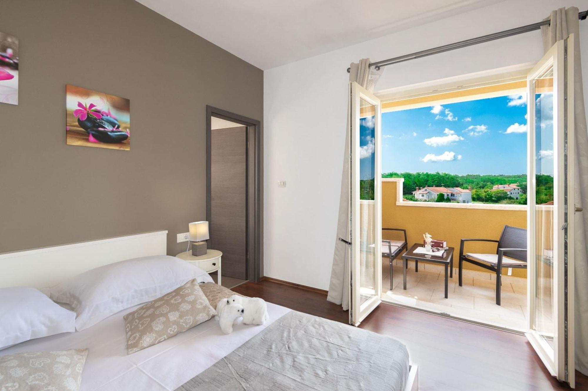 Villa Mit Eingezaeuntem Garten Und Panoramablick Tinjan 외부 사진