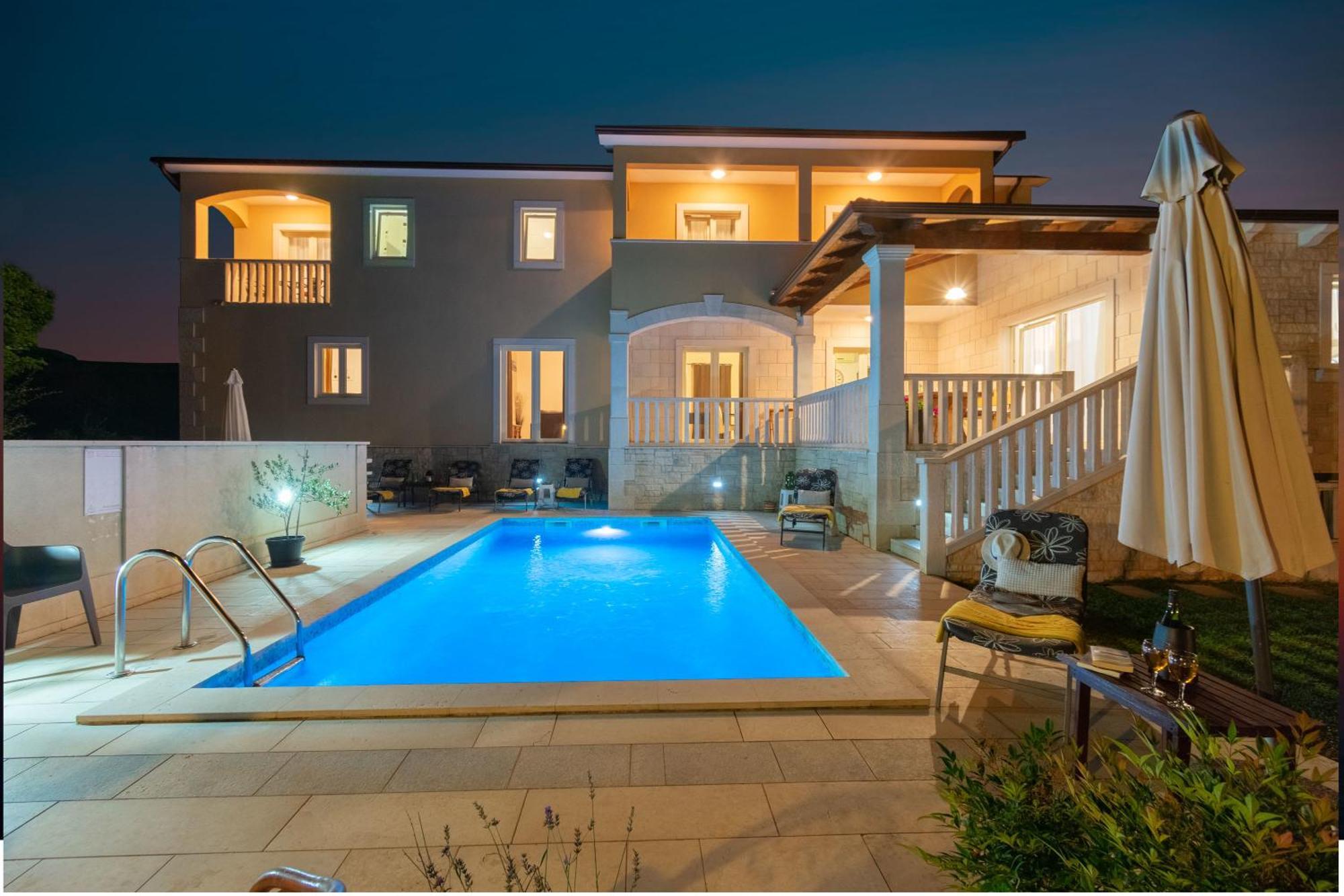 Villa Mit Eingezaeuntem Garten Und Panoramablick Tinjan 외부 사진