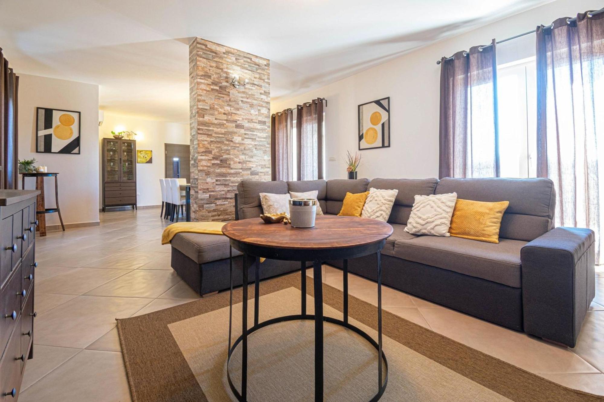 Villa Mit Eingezaeuntem Garten Und Panoramablick Tinjan 외부 사진