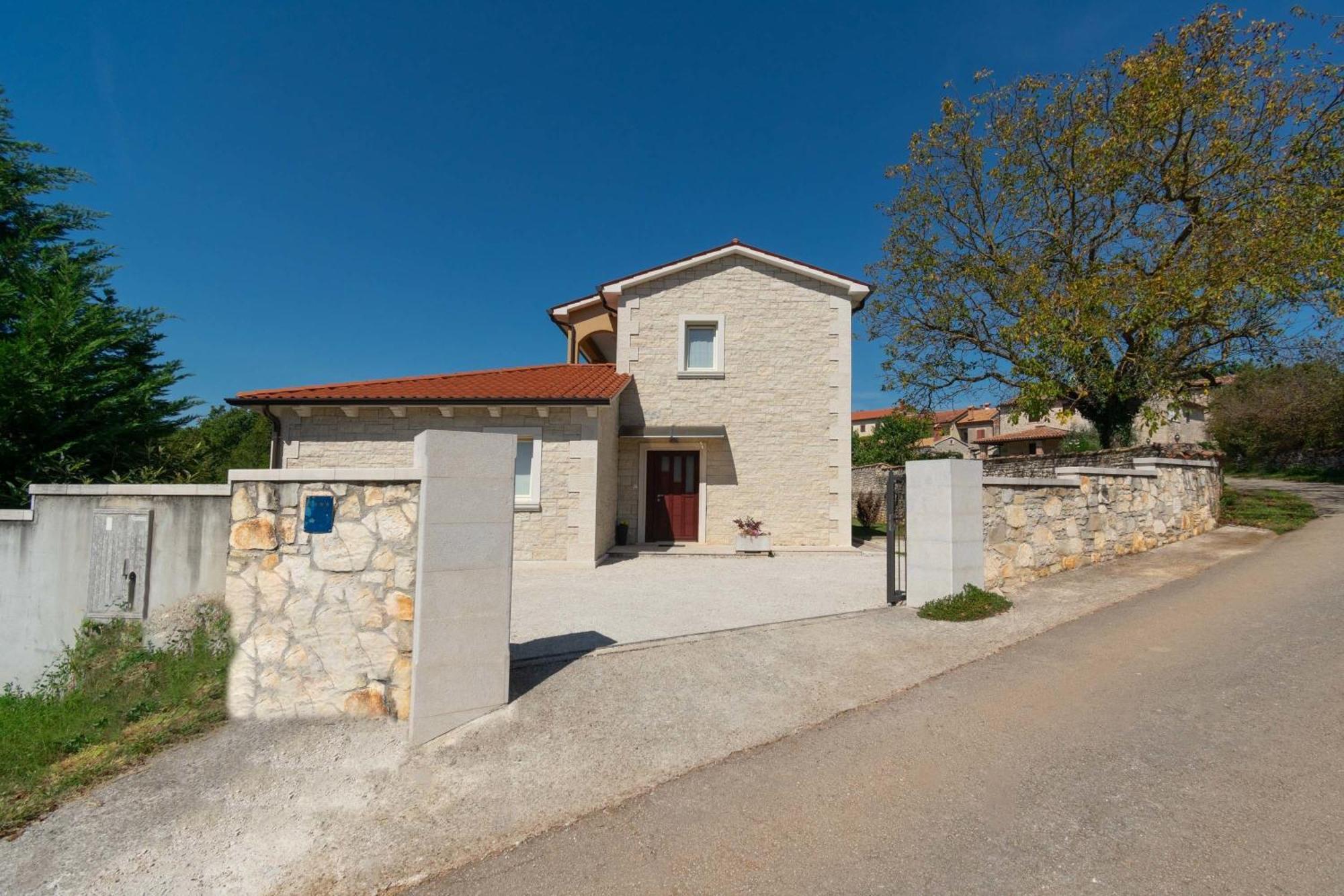 Villa Mit Eingezaeuntem Garten Und Panoramablick Tinjan 외부 사진